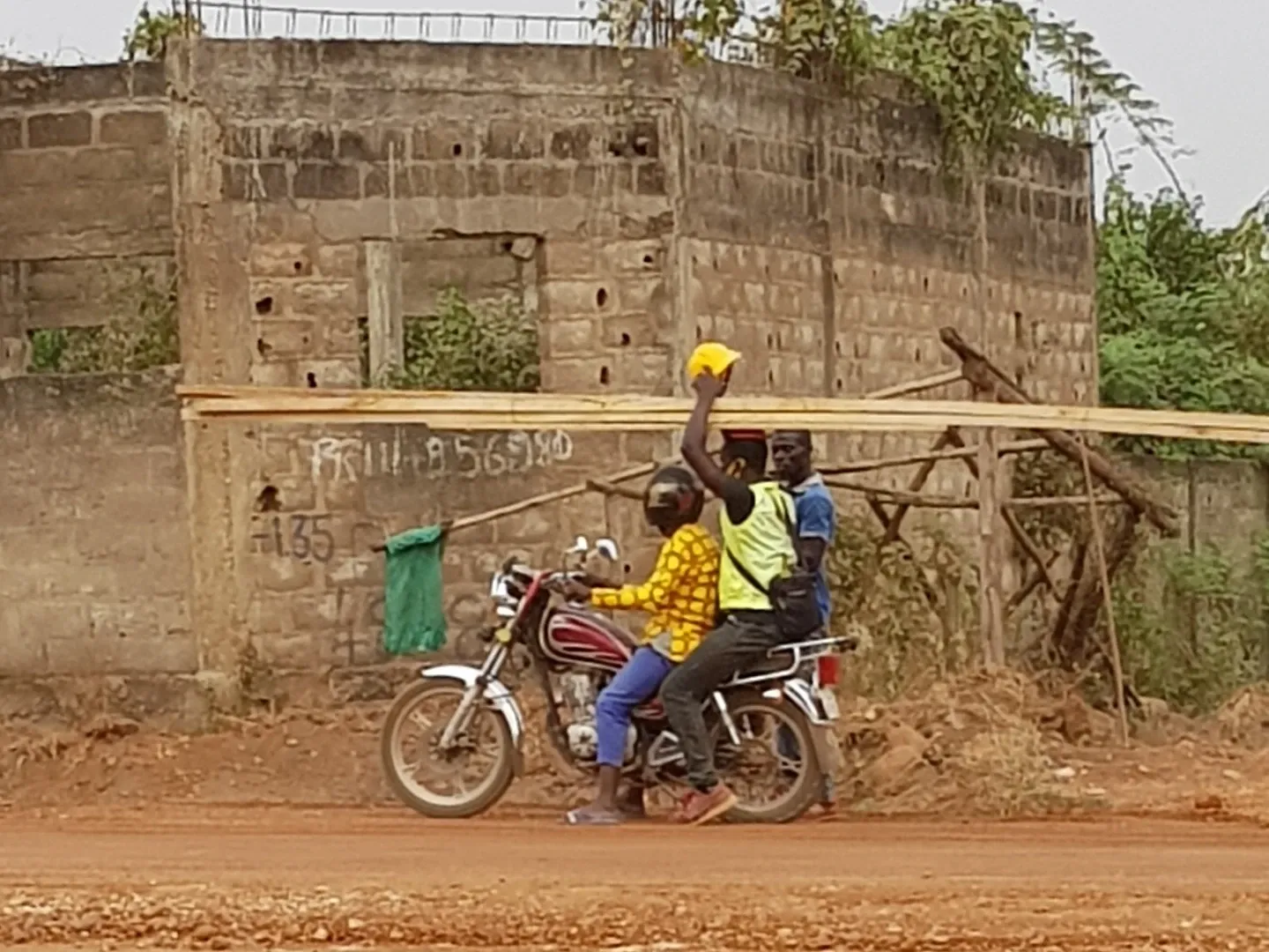 A snapshot in Kpalimé: transporting boards the Togolese way