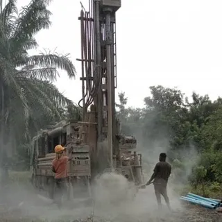 Drilling uses the dry method, the cuttings are blown up with air