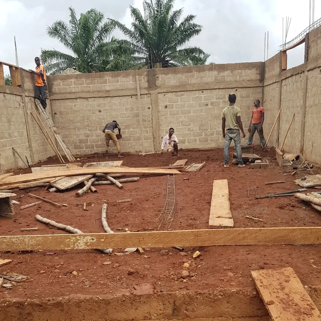 Everything is done by hand, even compacting the ground: stones weighing about 30 kg are thrown onto the ground again and