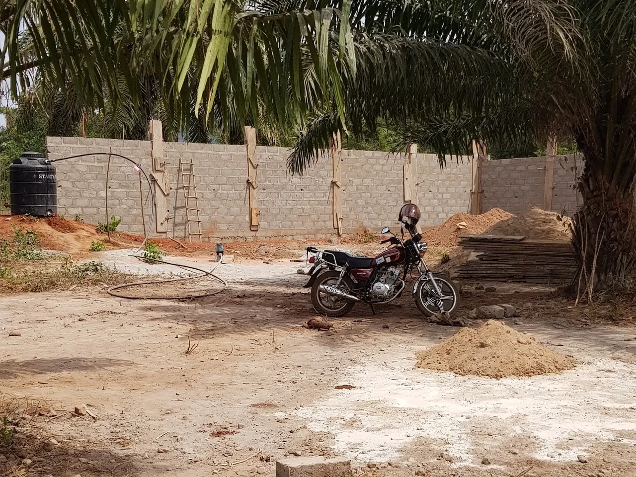 Every 3.5 m the wall is stabilised by a concrete post