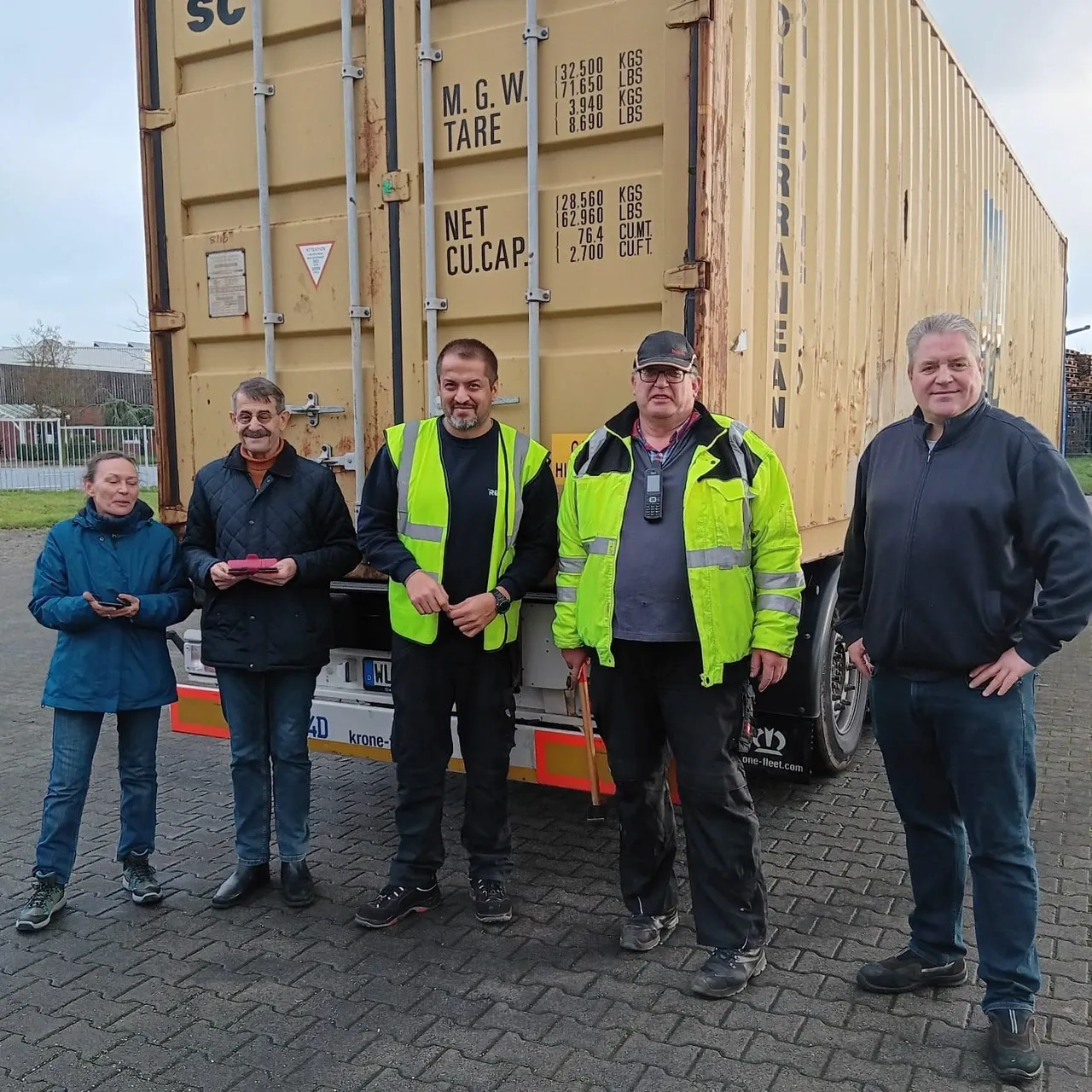 Amazed at how fast the loading went: on the left Mr Wild and his assistant (forwarding and customs), in the middle the