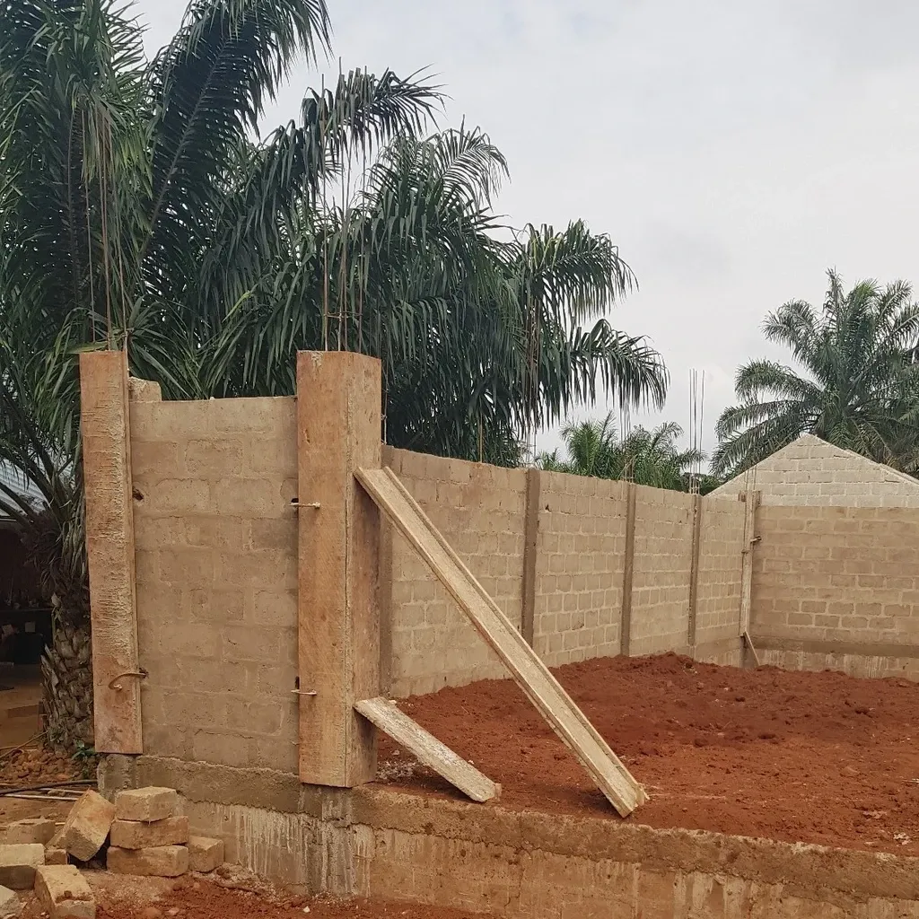 Thanks to the donations received we were able to start building the barn