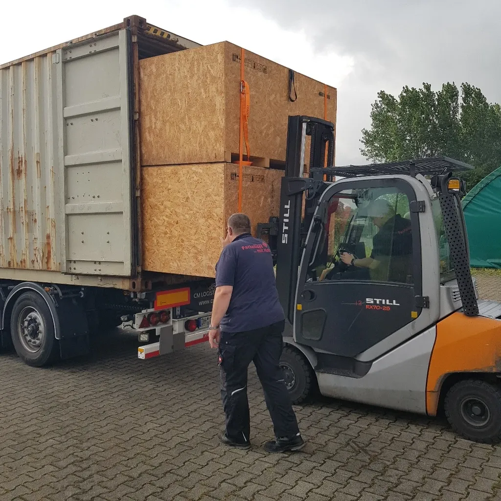 At 8:45 am on 1 August loading of the container began, stowage as the experts call it