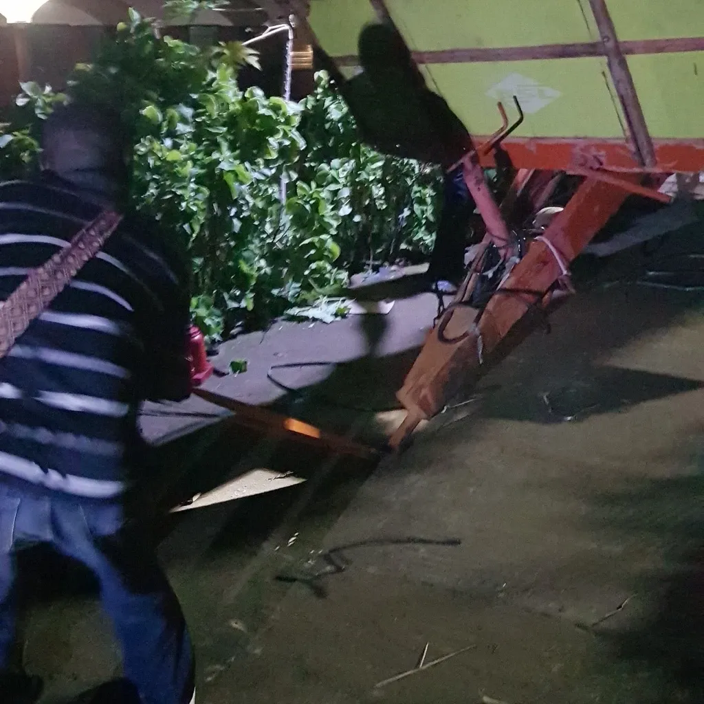 The tipper landed on the ground almost undamaged