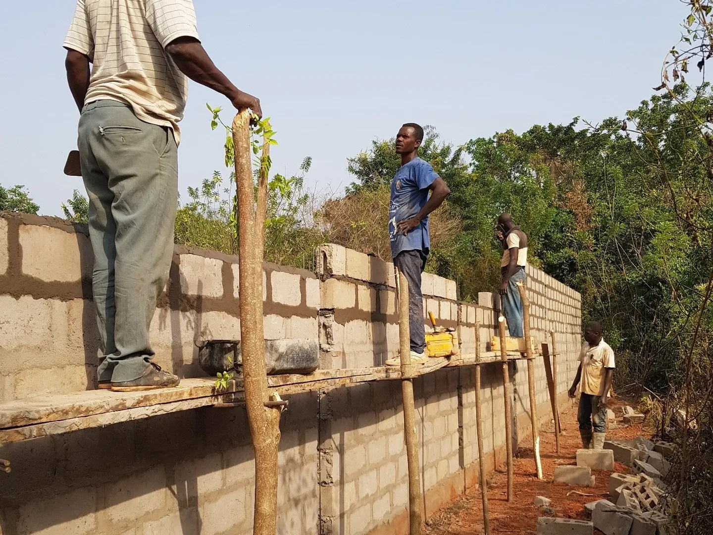 Construction of the wall is progressing well, at the moment work even goes on on Sundays