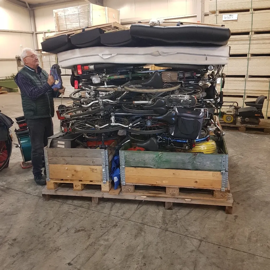 Josef Tenk loads and secures a pallet professionally, many thanks for the great support