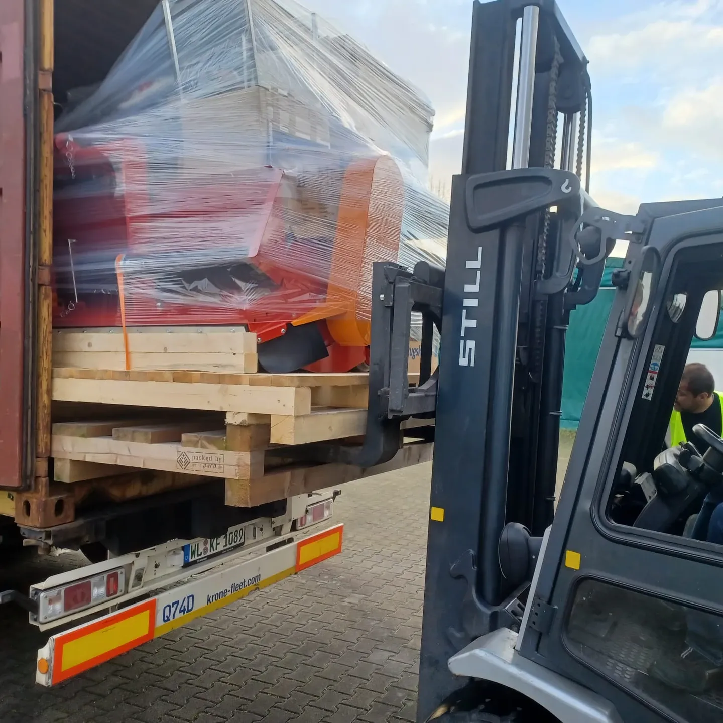 As with the first container, Robers Paletten gave us great support, without which this would not have been possible