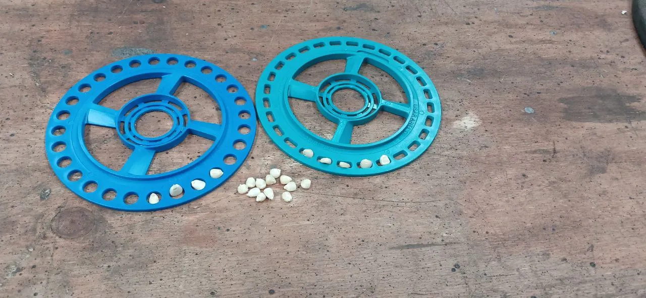 Different seed plates can be fitted in the seed hoppers, so everything from sorghum, soy and maize to broad beans can be