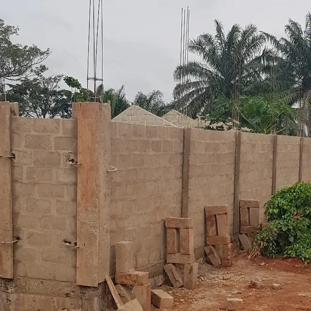 The stones leaning against the wall served as a base for the scaffolding