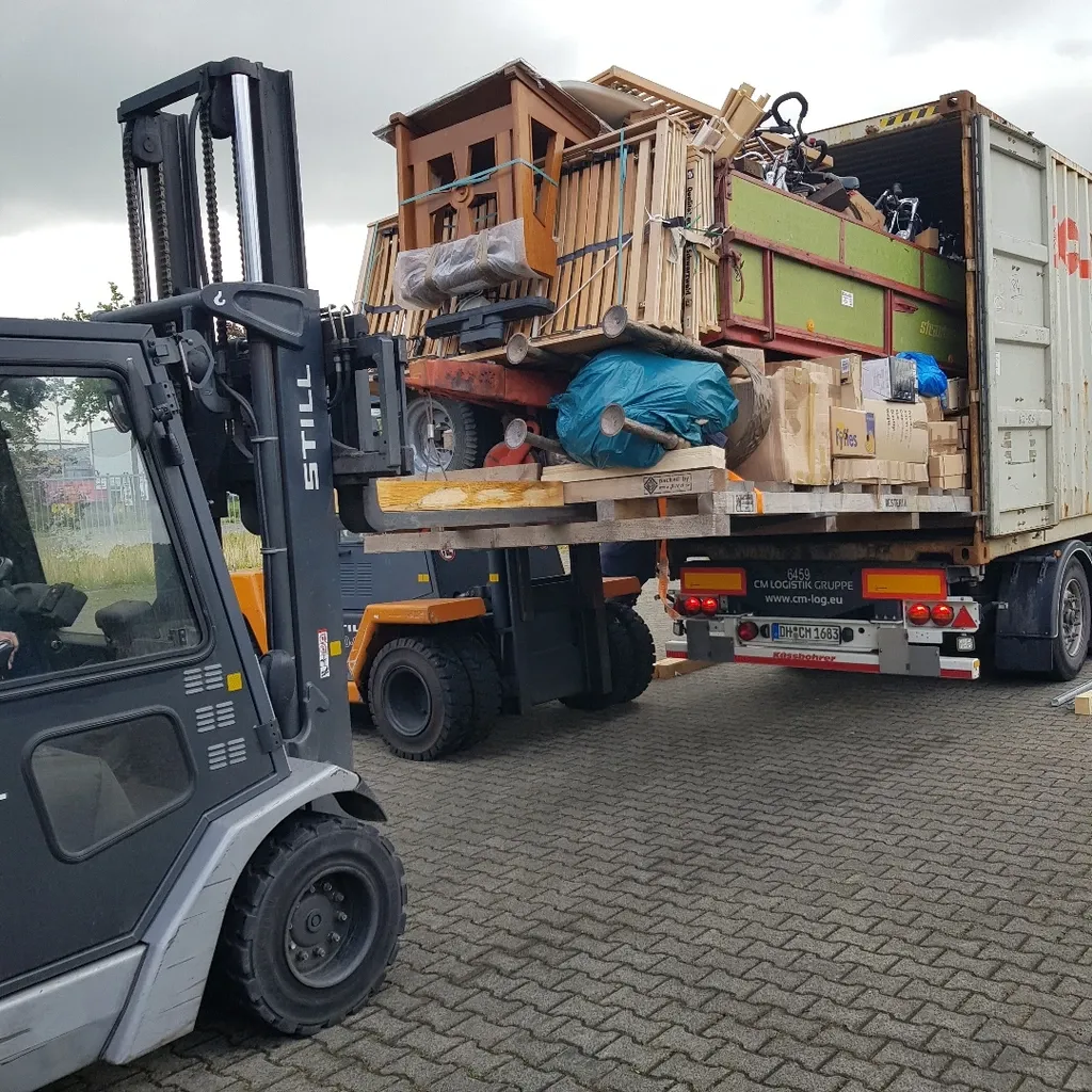 Here the most difficult item is loaded: a 5 m pallet with the trailer on it