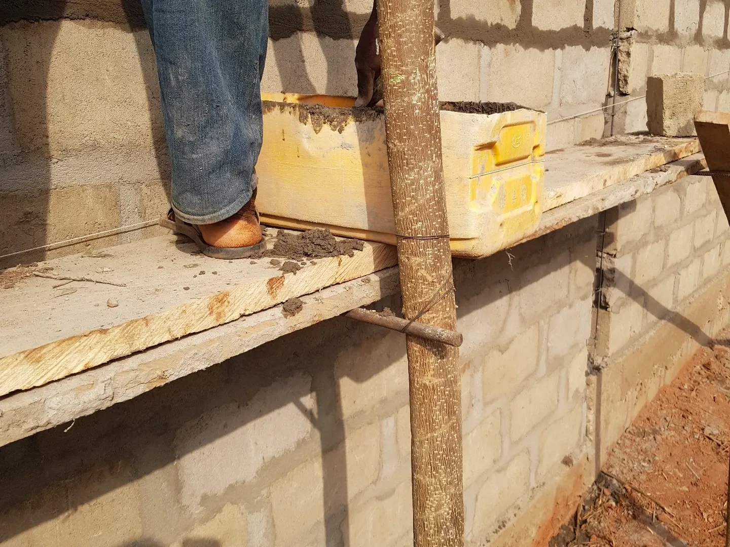 Scaffolding Togolese style, but it works