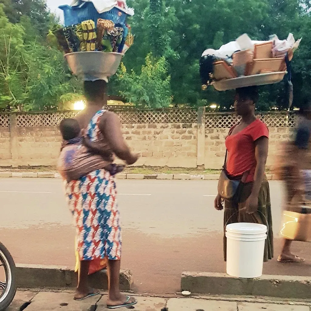 In Togo, as everywhere in Africa, almost everything is carried skilfully on the head, even 50 kg bags of cement